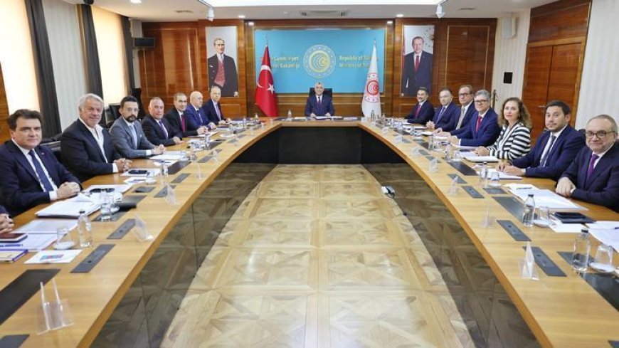 Bakan Bolat, Hizmet İhracatçıları Birliği yönetimini kabul etti! 'Hizmet ihracatında 122,6 milyar dolarlık rekor'