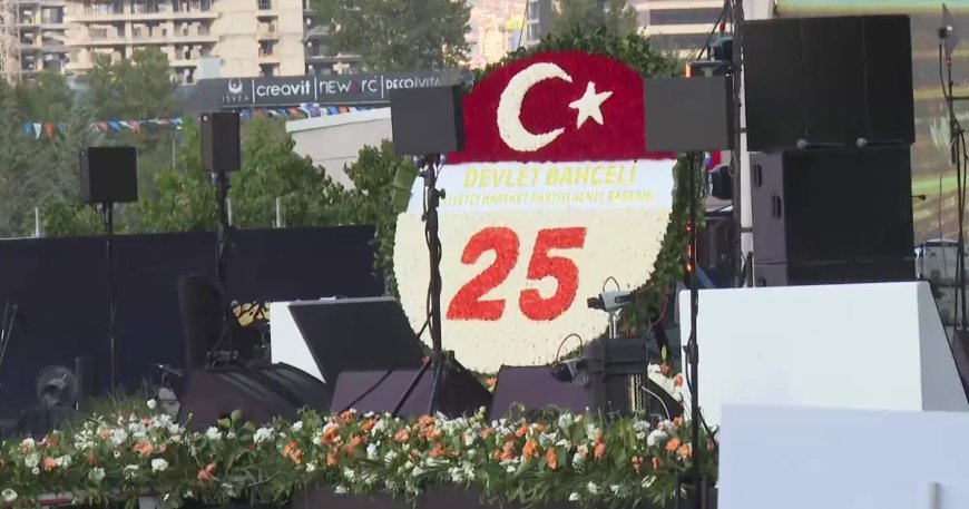 AK Parti 25'inci yaşını kutluyor. Bahçeli'den özel çelenk