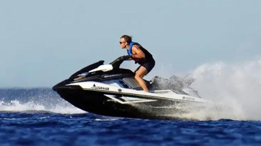 Macron'un Jet Ski'li fotoğrafı Fransa'yı karıştırdı! Tepkiler dinmiyor: Fransa yanarken Macron eğleniyor
