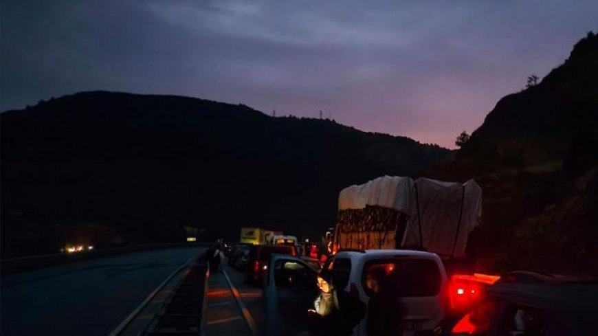 Sivas'ta toprak ve taşlar yola düştü: 10 kilometrelik araç kuyruğu oluştu