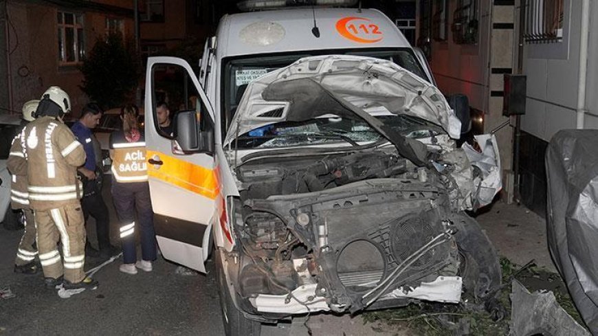 İstanbul'da ambulans ile otomobilin çarpışması sonucu 3 sağlık çalışanı yaralandı