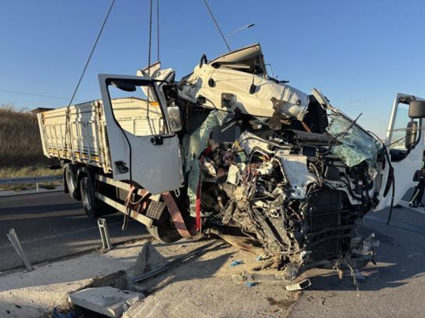 Çanakkale'de kamyon bariyerlere çarptı: 2 can kaybı